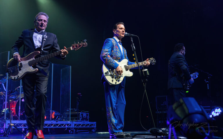 Review: Chris Isaak enthrals the generations in Auckland